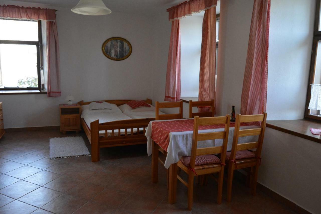 Ubytovani U Dvoraku Veseli nad Luznici Exterior photo
